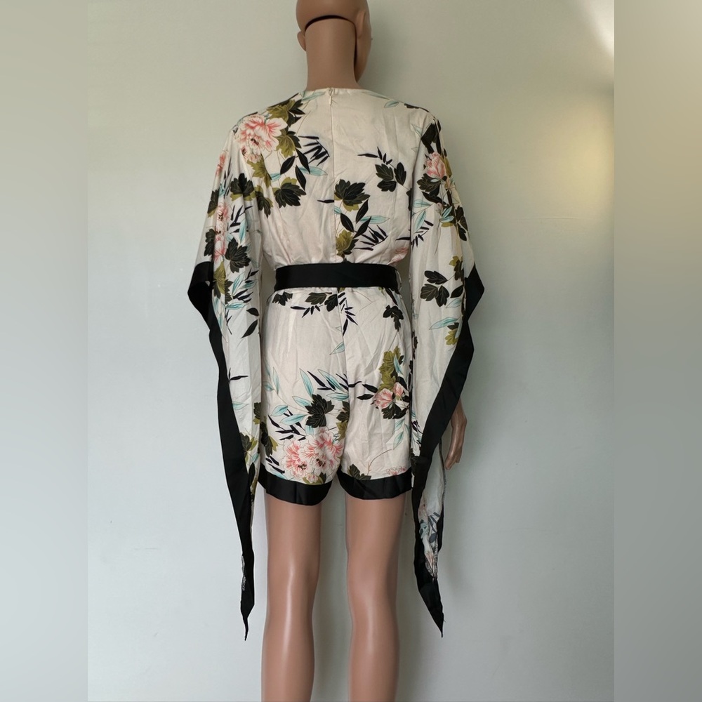 Blithe. Shorts Romper. Size M. - Picture 2 of 2